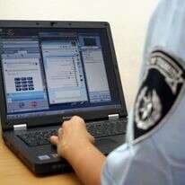 שוטר ומחשב. | אילוסטרציה: עמי שומן שוטר ומחשב. | אילוסטרציה: עמי שומן