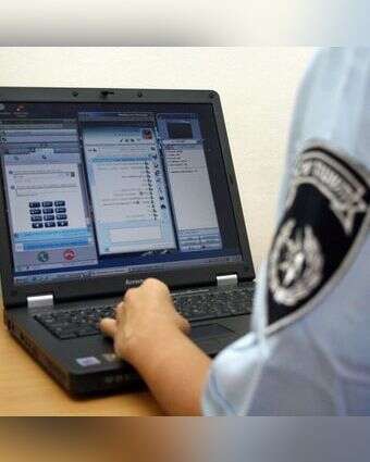 שוטר ומחשב. | אילוסטרציה: עמי שומן שוטר ומחשב. | אילוסטרציה: עמי שומן