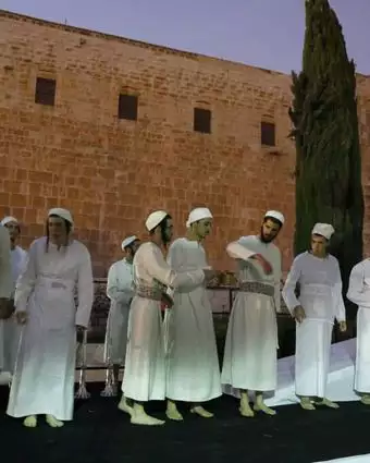 כהנים לבושים בבגדי כהונה כשרים תרגלו כבכול שנה את הקרבת קורבן הפסח. האירוע המסורתי התקיים במרכז דוידסון שבכותל הדרומי למרגלות הר הבית. | EPA כהנים לבושים בבגדי כהונה כשרים תרגלו כבכול שנה את הקרבת קורבן הפסח. האירוע המסורתי התקיים במרכז דוידסון שבכותל הדרומי למרגלות הר הבית. | EPA