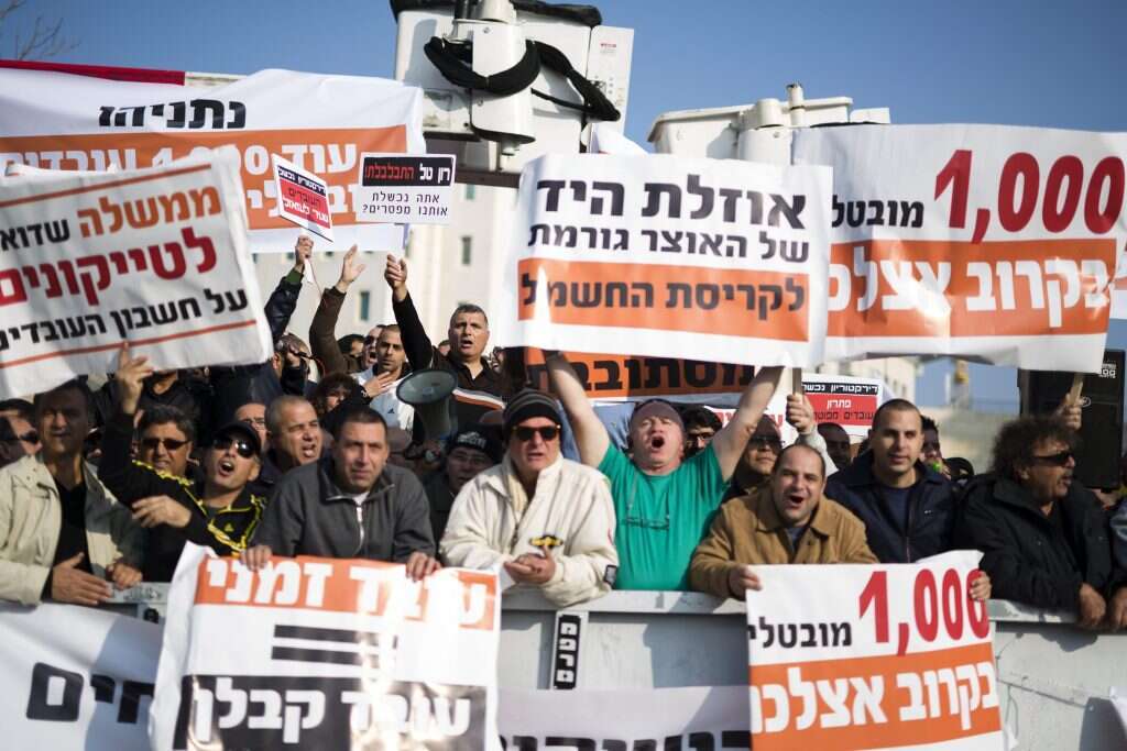 עובדי חברת החשמל מפגינים נגד הפיטורים הצפויים בחברה. | דודי ועקנין עובדי חברת החשמל מפגינים נגד הפיטורים הצפויים בחברה. | דודי ועקנין