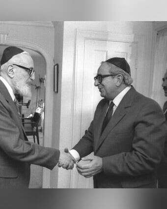 הרב יוסף דב סולובייצ'יק בפגישה עם נשיא המדינה יצחק נבון בביתו בבוסטון, 1983. | יעקב סער, לע"מ הרב יוסף דב סולובייצ'יק בפגישה עם נשיא המדינה יצחק נבון בביתו בבוסטון, 1983. | יעקב סער, לע"מ