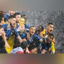 חגיגה צרפתית כפולה בפריז ובמוסקבה - חג הבסטיליה - יום העצמאות הרשמי של צרפת וזכייה שנייה בגביע העולם בכדורגל . | AFP חגיגה צרפתית כפולה בפריז ובמוסקבה - חג הבסטיליה - יום העצמאות הרשמי של צרפת וזכייה שנייה בגביע העולם בכדורגל . | AFP