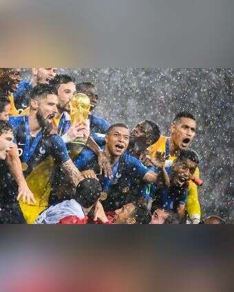 חגיגה צרפתית כפולה בפריז ובמוסקבה - חג הבסטיליה - יום העצמאות הרשמי של צרפת וזכייה שנייה בגביע העולם בכדורגל . | AFP חגיגה צרפתית כפולה בפריז ובמוסקבה - חג הבסטיליה - יום העצמאות הרשמי של צרפת וזכייה שנייה בגביע העולם בכדורגל . | AFP