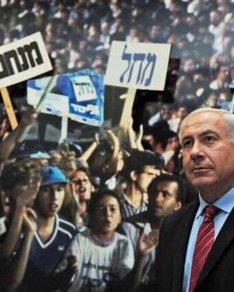 בנימין נתניהו על רקע תמונה מהפגנת הליכוד בעבר. | קובי גדעון, לע''מ בנימין נתניהו על רקע תמונה מהפגנת הליכוד בעבר. | קובי גדעון, לע''מ