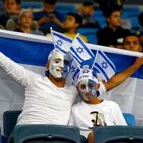 הנבחרת עדיין מפסידה, אבל האוהדים מרוצים. | AFP הנבחרת עדיין מפסידה, אבל האוהדים מרוצים. | AFP