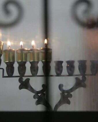 הדלקת נרות חנוכה. | מרים צחי הדלקת נרות חנוכה. | מרים צחי