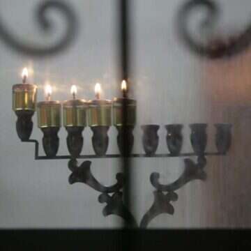 הדלקת נרות חנוכה. | מרים צחי הדלקת נרות חנוכה. | מרים צחי