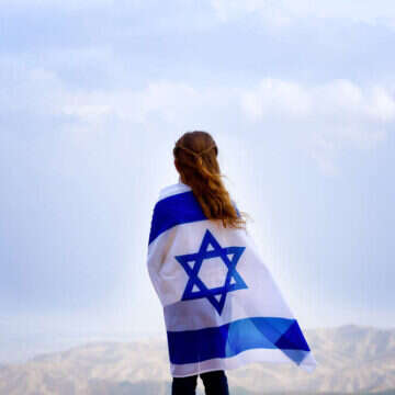 נערה ביום העצמאות | שאטרסטוק נערה ביום העצמאות | שאטרסטוק