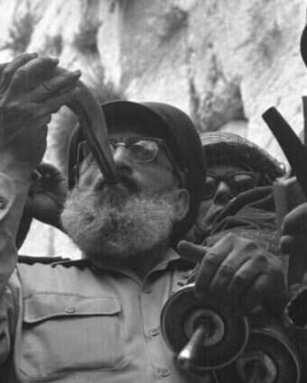 הרב הכהן עם הרב גורן בכותל עם שחרור העיר העתיקה. | דוד רובינגר - לע"מ הרב הכהן עם הרב גורן בכותל עם שחרור העיר העתיקה. | דוד רובינגר - לע"מ