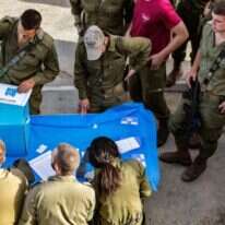חיילים מצביעים בבחירות לכנסת. ארכיון | AFP חיילים מצביעים בבחירות לכנסת. ארכיון | AFP