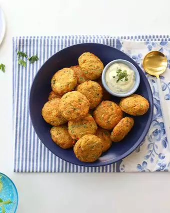 קציצות טונה שנחטפות מהצלחת. | אפרת ליכטנשטט קציצות טונה שנחטפות מהצלחת. | אפרת ליכטנשטט