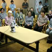 סועדים ומתזכרים את הזקן לקחת כדורים. רובוטים עם קשישים בביח אבות ביפן. | גטי אימג'ס סועדים ומתזכרים את הזקן לקחת כדורים. רובוטים עם קשישים בביח אבות ביפן. | גטי אימג'ס