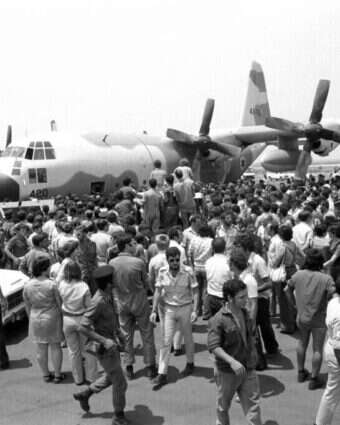 קבלת הפנים לחטופי אנטבה בנתב"ג, 1976. | אבי שמחוני ומיקי צרפתי, במחנה באדיבות ארכיון צה"ל במשרד הביטחון. קבלת הפנים לחטופי אנטבה בנתב"ג, 1976. | אבי שמחוני ומיקי צרפתי, במחנה באדיבות ארכיון צה"ל במשרד הביטחון.
