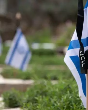 טקס "דגלון לנופל" והנחת דגל הלאום על קברי חללי מערכות ישראל בהר הרצל. | דובר צה"ל טקס "דגלון לנופל" והנחת דגל הלאום על קברי חללי מערכות ישראל בהר הרצל. | דובר צה"ל