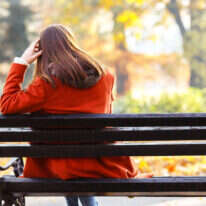 אישה על ספסל | שאטרסטוק אישה על ספסל | שאטרסטוק