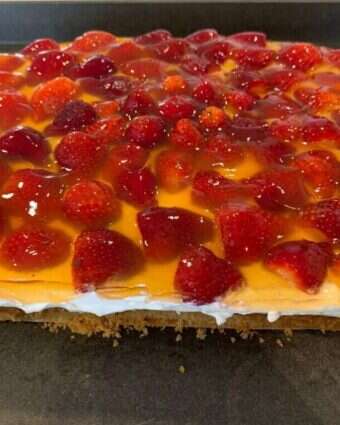 עוגת תותים וקצפת כשרה לפסח. | יהודה אטינגר עוגת תותים וקצפת כשרה לפסח. | יהודה אטינגר