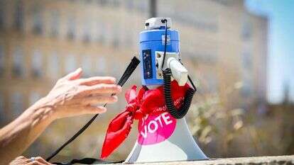 מגפון של מחאת "הדגלים השחורים" מול משרד ראש הממשלה במהלך המו"מ הקואליציוני, לפני חודשיים. | אורן בן חקון מגפון של מחאת "הדגלים השחורים" מול משרד ראש הממשלה במהלך המו"מ הקואליציוני, לפני חודשיים. | אורן בן חקון