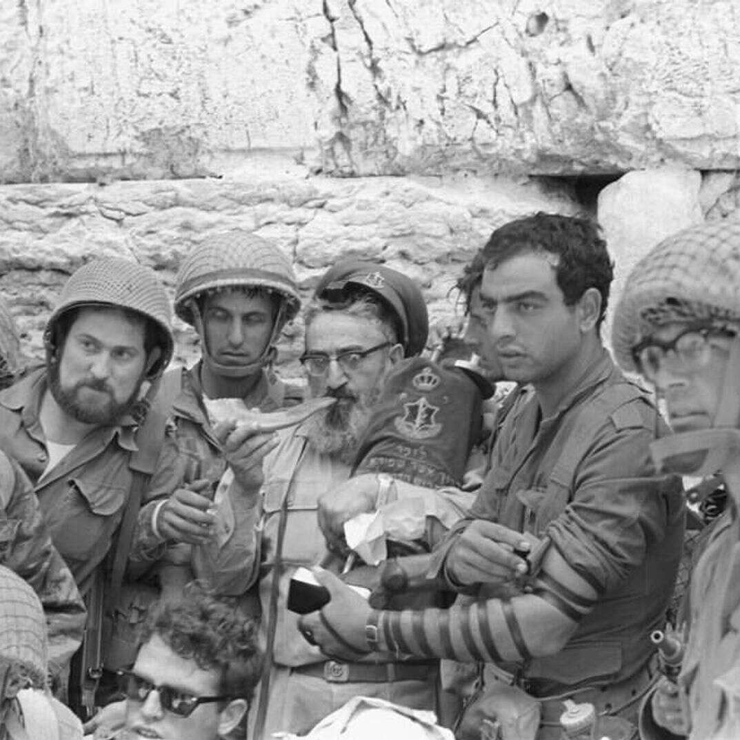 הרב גורן ביום שחרור ירושלים. | מיכה בר עם, במחנה באדיבות ארכיון צה"ל במשרד הביטחון הרב גורן ביום שחרור ירושלים. | מיכה בר עם, במחנה באדיבות ארכיון צה"ל במשרד הביטחון