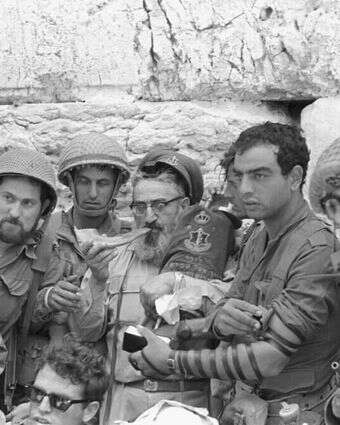 הרב גורן ביום שחרור ירושלים. | מיכה בר עם, במחנה באדיבות ארכיון צה"ל במשרד הביטחון הרב גורן ביום שחרור ירושלים. | מיכה בר עם, במחנה באדיבות ארכיון צה"ל במשרד הביטחון