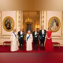 משפחת המלוכה הבריטית, מימין לשמאל: הדוכסית קייט מידלטון, הנסיך וויליאם, הנסיך פיליפ המנוח, המלכה אליזבת, הנסיך צ'ארלס והדוכסית קמילה. | AFP משפחת המלוכה הבריטית, מימין לשמאל: הדוכסית קייט מידלטון, הנסיך וויליאם, הנסיך פיליפ המנוח, המלכה אליזבת, הנסיך צ'ארלס והדוכסית קמילה. | AFP