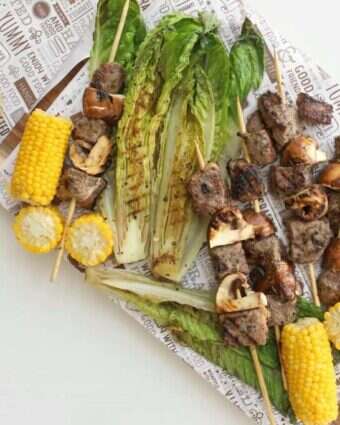 מרינדת עשבי תיבול לשיפודי בשר. | אפרת ליכטנשטט מרינדת עשבי תיבול לשיפודי בשר. | אפרת ליכטנשטט