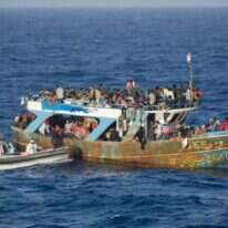 סירה של סוכנות פרונטקס עוצרת מהגרים על סירה מול חופי איטליה, 2015/ | איי.אף.פי סירה של סוכנות פרונטקס עוצרת מהגרים על סירה מול חופי איטליה, 2015/ | איי.אף.פי