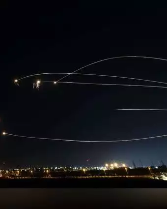 יירוטים של כיפת ברזל, הערב. | יונתן זינדל/פלאש90 יירוטים של כיפת ברזל, הערב. | יונתן זינדל/פלאש90