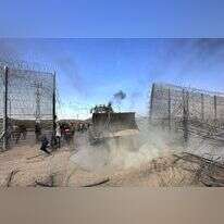 פריצת הגדר בשמחת תורה. | גטי אימג'ס פריצת הגדר בשמחת תורה. | גטי אימג'ס