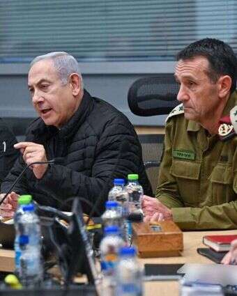 הלוי, נתניהו וגלנט בהערכת מצב בקריה בתל־אביב. | קובי גדעון, לע"מ הלוי, נתניהו וגלנט בהערכת מצב בקריה בתל־אביב. | קובי גדעון, לע"מ