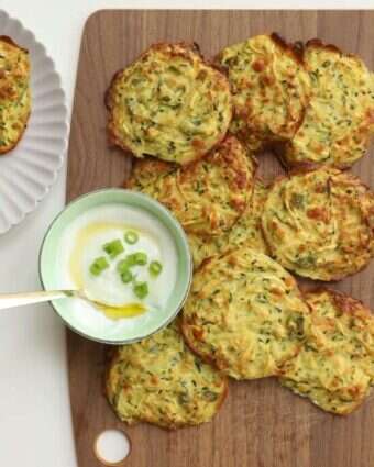 לביבות זוקיני ובצל ירוק. | אפרת ליכטנשטט לביבות זוקיני ובצל ירוק. | אפרת ליכטנשטט