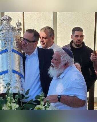 הרב בני קלמנזון, אביו של אלחנן קלמנזון הי"ד, באירוע הכנסת ספר התורה בקיבוץ בארי. | Marabu.pr הרב בני קלמנזון, אביו של אלחנן קלמנזון הי"ד, באירוע הכנסת ספר התורה בקיבוץ בארי. | Marabu.pr