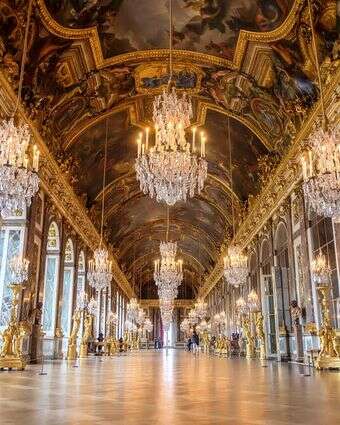 אולם המראות בארמון ורסאי. | שאטרסטוק אולם המראות בארמון ורסאי. | שאטרסטוק