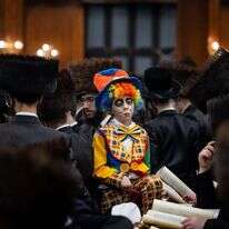 קריאת מגילה בחג פורים. | יונתן זינדל - פלאש 90 קריאת מגילה בחג פורים. | יונתן זינדל - פלאש 90