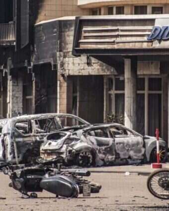 זירת פיגוע בוואגאדוגו; בורקינה פאסו, בו נרצחו 30 בני אדם ולפחות 56 נפצעו. ארכיון | AFP זירת פיגוע בוואגאדוגו; בורקינה פאסו, בו נרצחו 30 בני אדם ולפחות 56 נפצעו. ארכיון | AFP