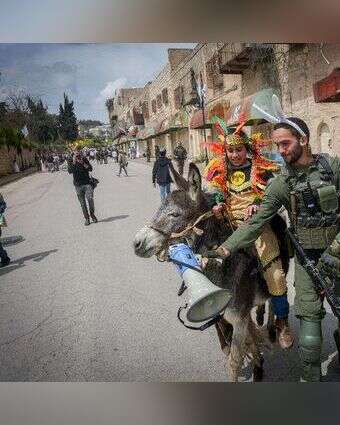 חייל וילד בצעדת פורים בחברון. | אריק מרמור, פלאש 90 חייל וילד בצעדת פורים בחברון. | אריק מרמור, פלאש 90