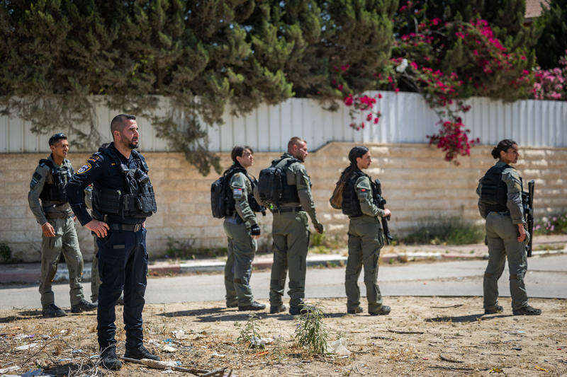 שוטרים מאבטחים הרס של בנייה בלתי חוקית בדואית | חיים גולדברג, פלאש 90 שוטרים מאבטחים הרס של בנייה בלתי חוקית בדואית | חיים גולדברג, פלאש 90