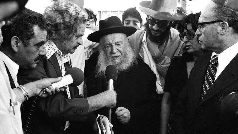 הרצי"ה קוק בהפגנה נגד תוכנית נסיגה מהגולן, 1974 ; מימין נראה מנחם בגין | ארכיון דן הדני, האוסף הלאומי לתצלומים על שם משפחת פריצקר, הספרייה הלאומית הרצי"ה קוק בהפגנה נגד תוכנית נסיגה מהגולן, 1974 ; מימין נראה מנחם בגין | ארכיון דן הדני, האוסף הלאומי לתצלומים על שם משפחת פריצקר, הספרייה הלאומית