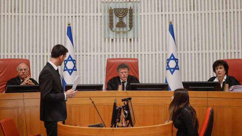 השופט יצחק עמית (במרכז) עם השופטים ברק־ארז וסולברג | יונתן זינדל, פלאש 90 השופט יצחק עמית (במרכז) עם השופטים ברק־ארז וסולברג | יונתן זינדל, פלאש 90