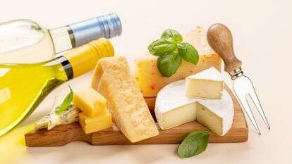 פלטת גבינות ויין לבן | שאטרסטוק פלטת גבינות ויין לבן | שאטרסטוק