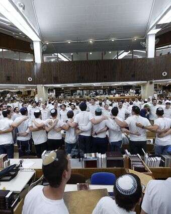 במהלך המלחמה הם גם נתנו את הטון בלימודי התורה. תלמידי חו"ל בישיבת הר עציון | אשר שטיין במהלך המלחמה הם גם נתנו את הטון בלימודי התורה. תלמידי חו"ל בישיבת הר עציון | אשר שטיין