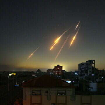 עם כלביא: טילים איראנים בשמי ישראל כפי שצולמו מרצועת עזה | AFP עם כלביא: טילים איראנים בשמי ישראל כפי שצולמו מרצועת עזה | AFP