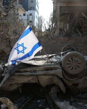 דגל ישראל מונף על הריסות ברמת גן | EPA דגל ישראל מונף על הריסות ברמת גן | EPA