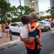 פיקוד העורף מפנים אזרחים שבניינם נפגע מטיל איראני | חיים גולברג, פלאש 90 פיקוד העורף מפנים אזרחים שבניינם נפגע מטיל איראני | חיים גולברג, פלאש 90