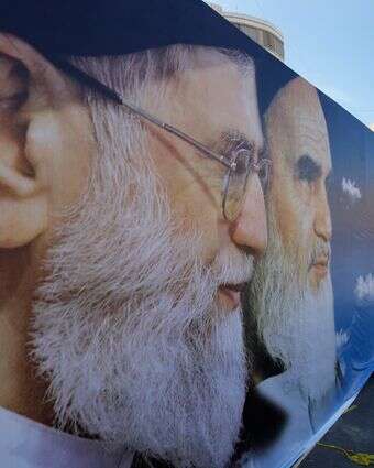 ציור קיר בלבנון של חומייני (מימין) וחמינאי | AP ציור קיר בלבנון של חומייני (מימין) וחמינאי | AP