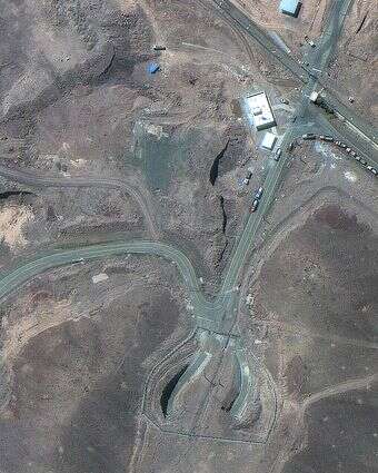 צילום לווין של משאיות בסמוך לפורדו, שלטענת האיראנים פיזרו את האורניום | AFP צילום לווין של משאיות בסמוך לפורדו, שלטענת האיראנים פיזרו את האורניום | AFP