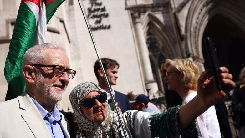 ג'רמי קורבין עם תומכת פרו פלסטינית | EPA/NEIL HALL ג'רמי קורבין עם תומכת פרו פלסטינית | EPA/NEIL HALL