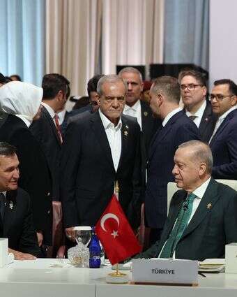 נשיא טורקיה רג'פ טאיפ ארדואן (בצד שמאל) ונשיא איראן מסעוד פזשכיאן (בצד שמאל, עומד) משתתפים בפתיחת פסגת החירום הערבית-אסלאמית לדיון בתקיפה הישראלית בדוחא | EPA נשיא טורקיה רג'פ טאיפ ארדואן (בצד שמאל) ונשיא איראן מסעוד פזשכיאן (בצד שמאל, עומד) משתתפים בפתיחת פסגת החירום הערבית-אסלאמית לדיון בתקיפה הישראלית בדוחא | EPA