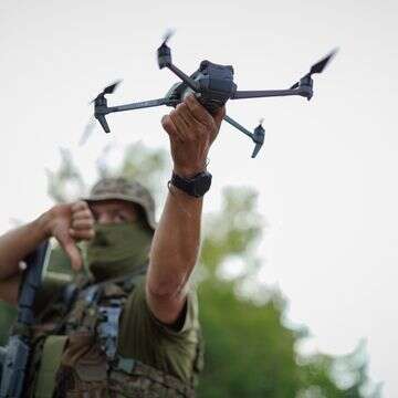 חייל אוקראיני ורחפן | Oleg Palchyk - Getty Images חייל אוקראיני ורחפן | Oleg Palchyk - Getty Images