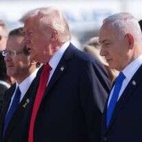 ראש הממשלה בנימין נתניהו ונשיא המדינה יצחק הרצוג יחד עם נשיא ארה"ב דונלד טראמפ, בעת ביקורו בארץ באוקטובר 2025 | AP ראש הממשלה בנימין נתניהו ונשיא המדינה יצחק הרצוג יחד עם נשיא ארה"ב דונלד טראמפ, בעת ביקורו בארץ באוקטובר 2025 | AP