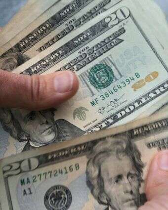 סופרים שטרות של עשרים דולר בצפון אנדובר, מסצ'וסטס | AP סופרים שטרות של עשרים דולר בצפון אנדובר, מסצ'וסטס | AP